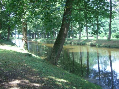 Bergen : Kasteel Well, der äußere Wassergraben